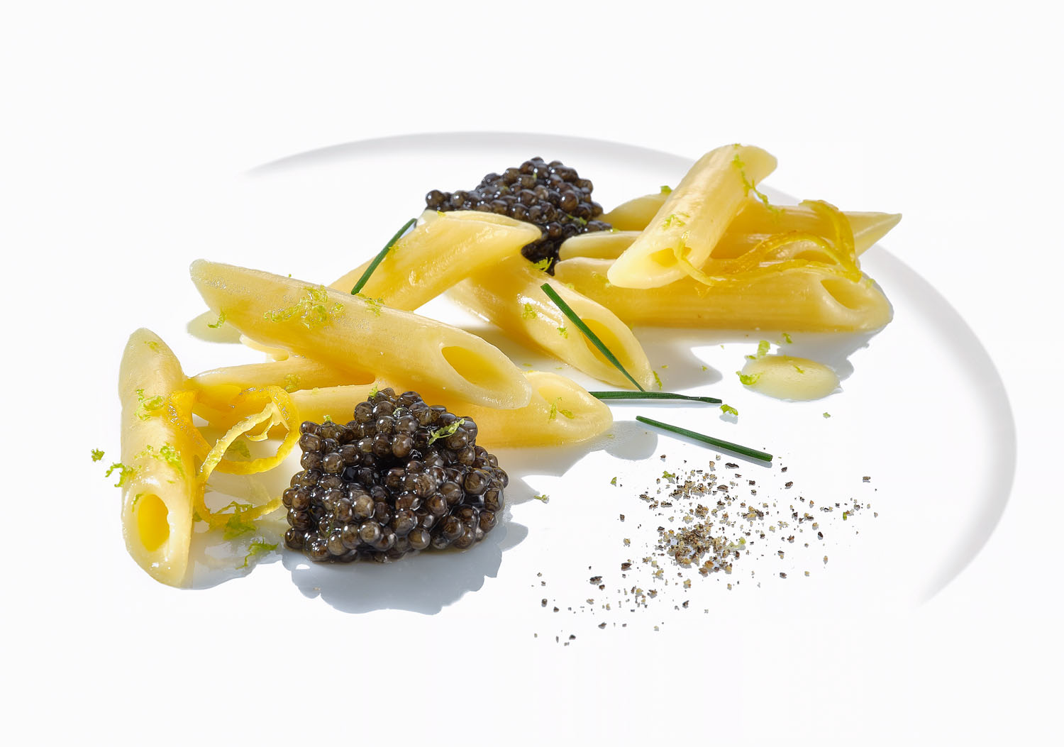 Penne al burro e parmigiano con caviale e limone candito