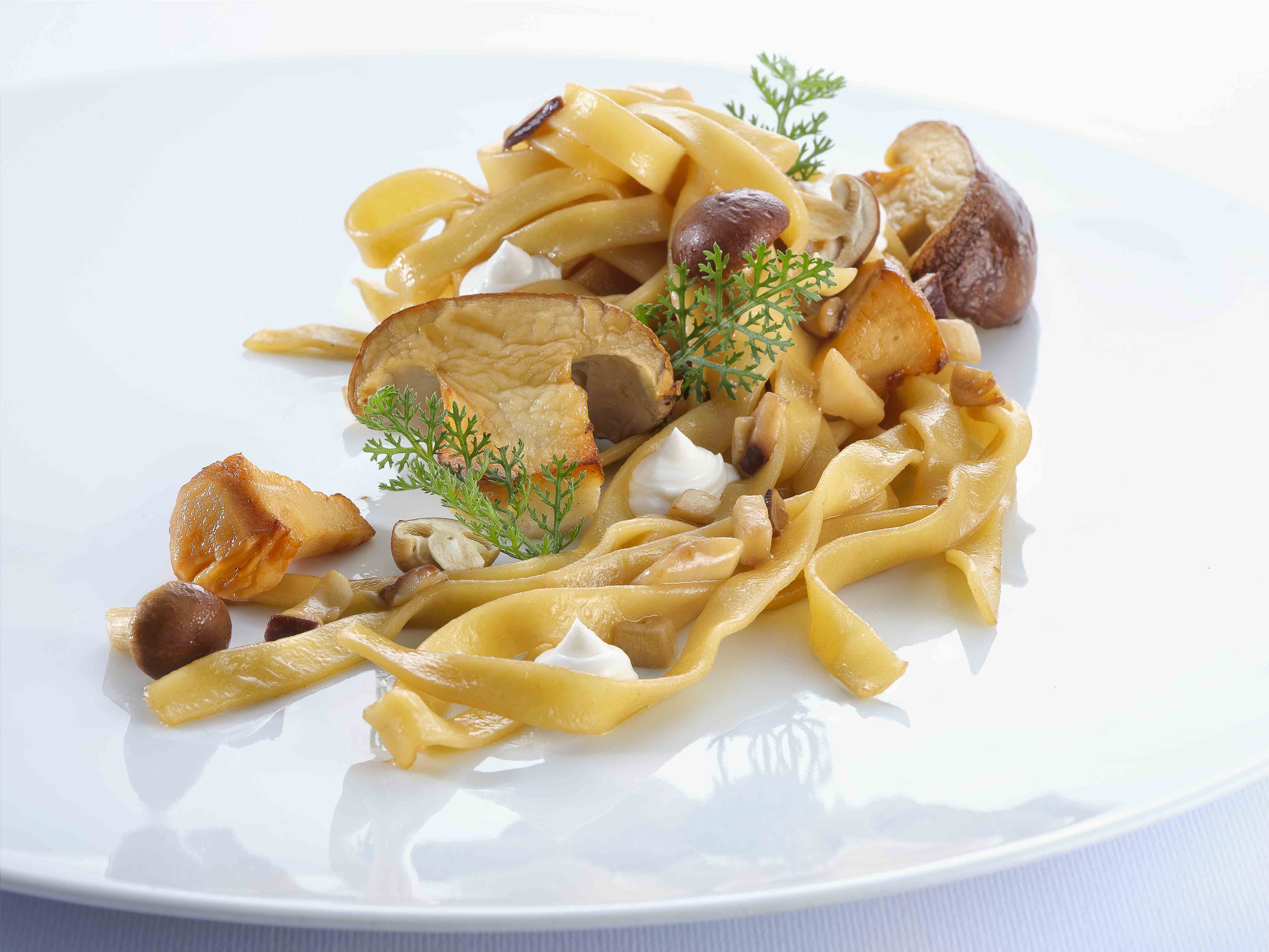 Tagliatelle con funghi e taleggio