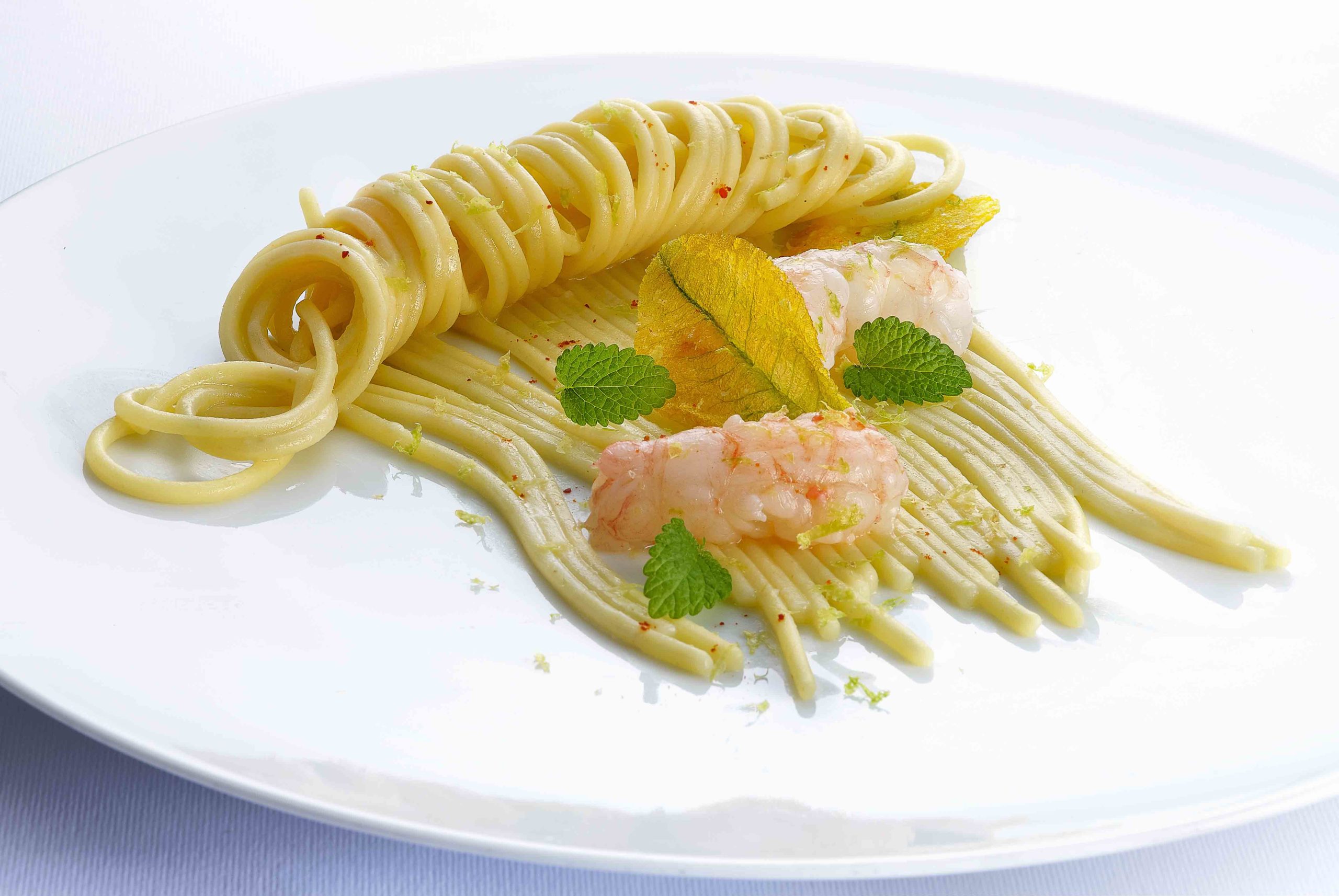 Spaghettoni quadrati con lemongrass, fiori di zucca e scampi