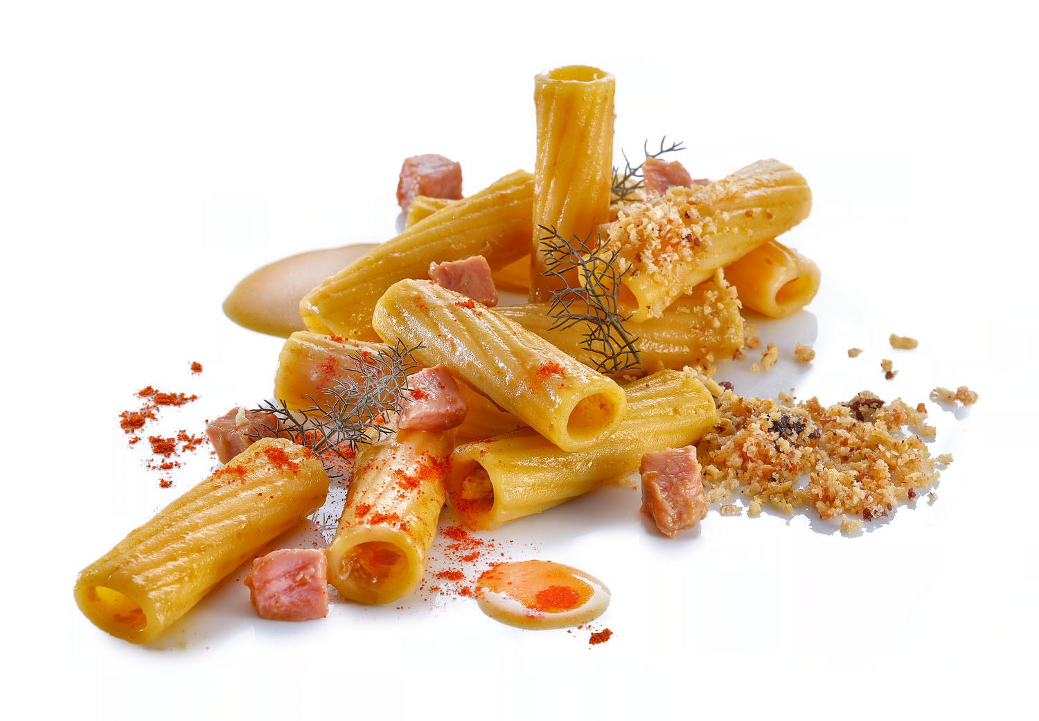 Tortiglioni al ragù d’agnello su spuma di peperoni e pane croccante