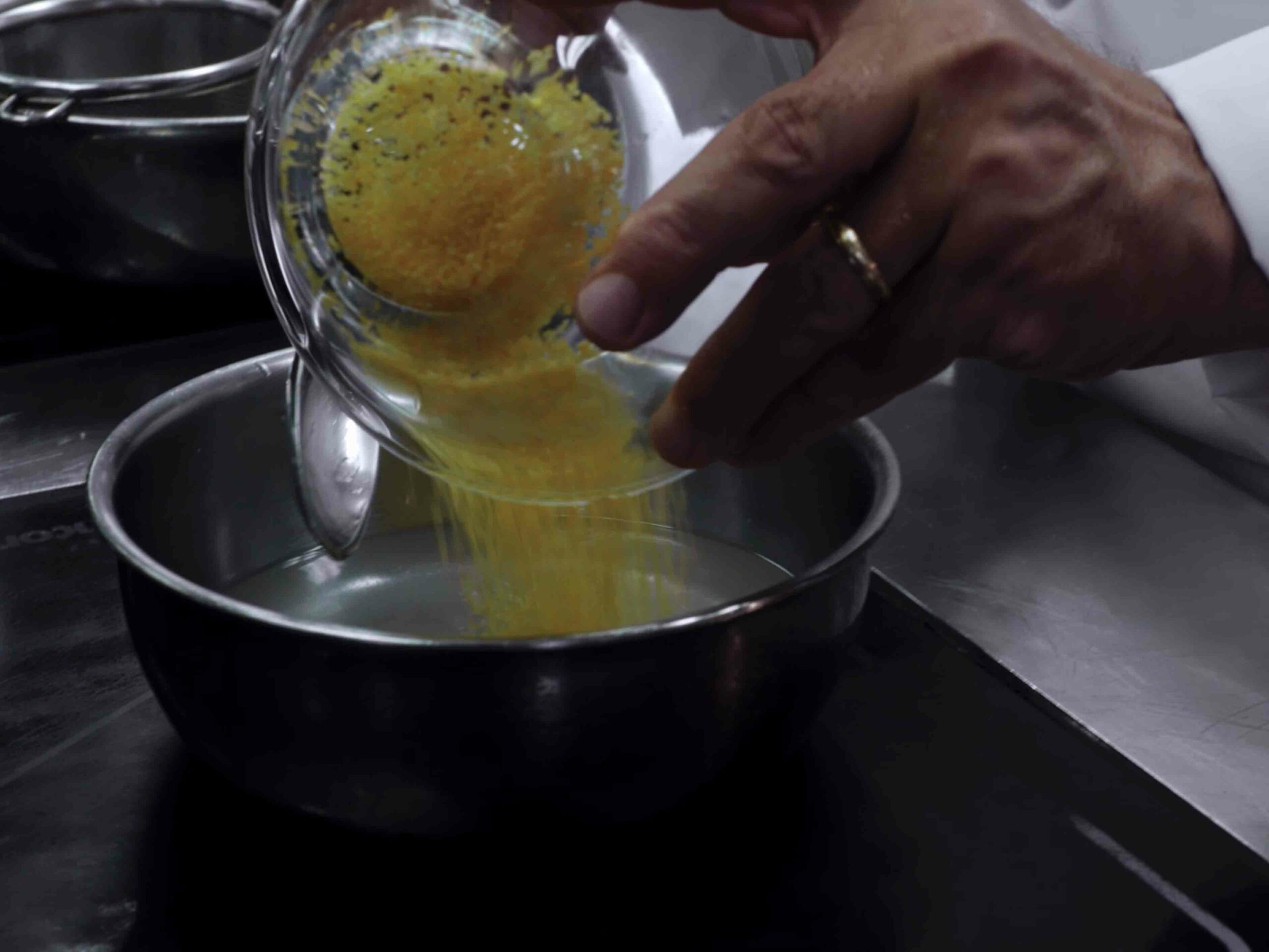 Fedelini De Cecco con ricci di mare, limone candito su salsa di rucola