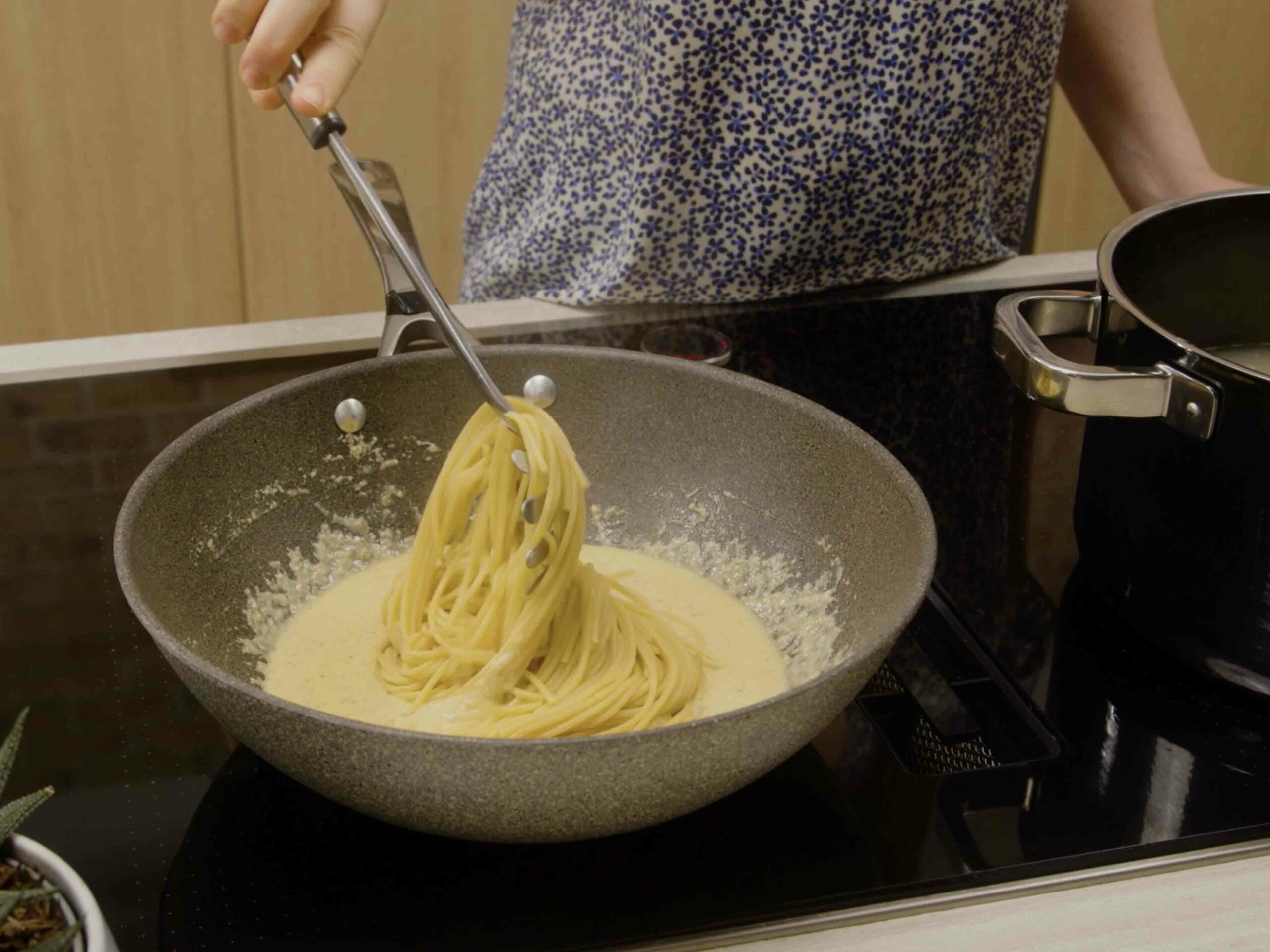 Spaghetti senza glutine De Cecco al pesto di noci, broccoli e pomodori secchi