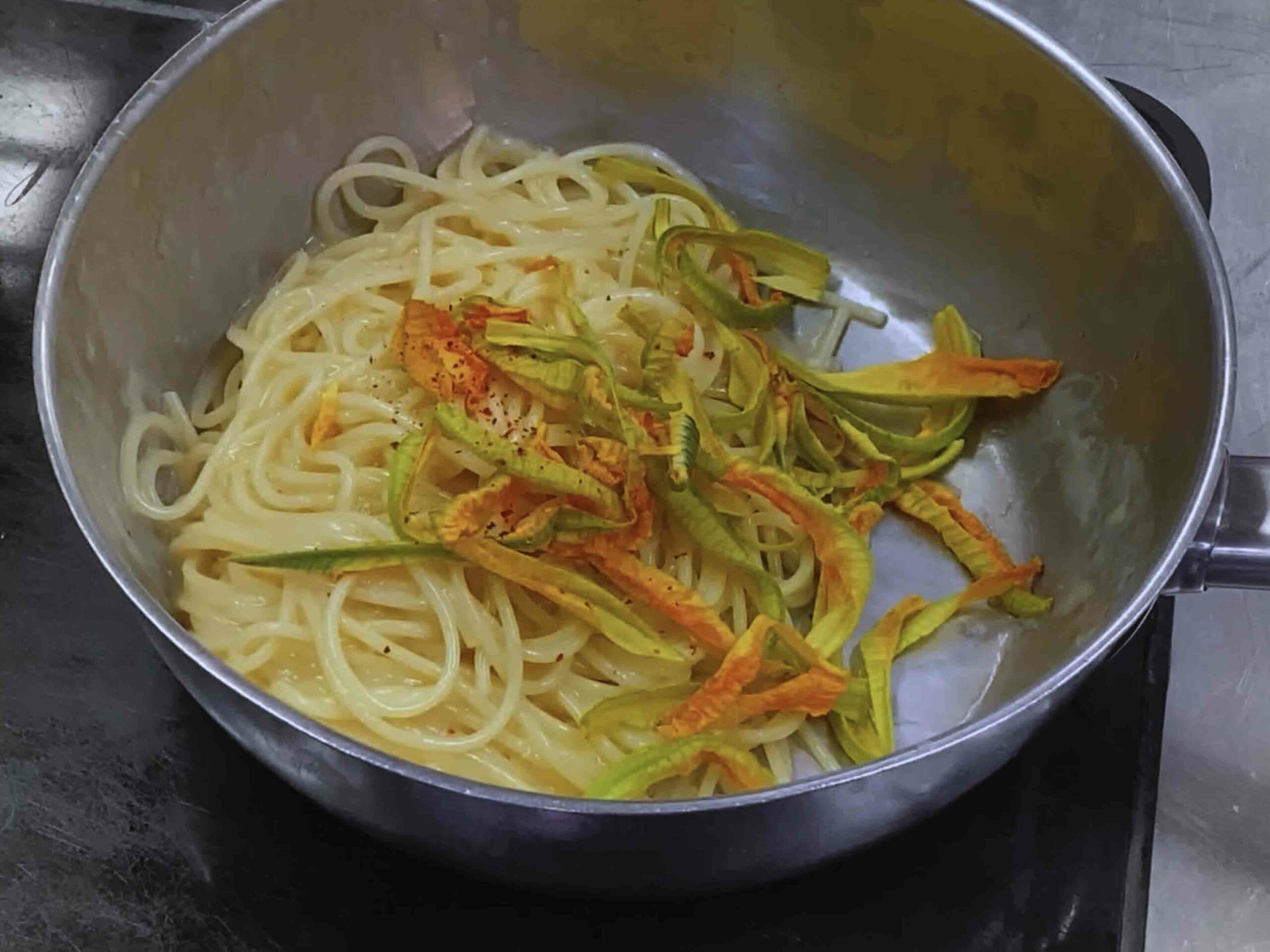 Spaghettini De Cecco con fiori di zucca, polipetti e agrumi su spuma alla scapece