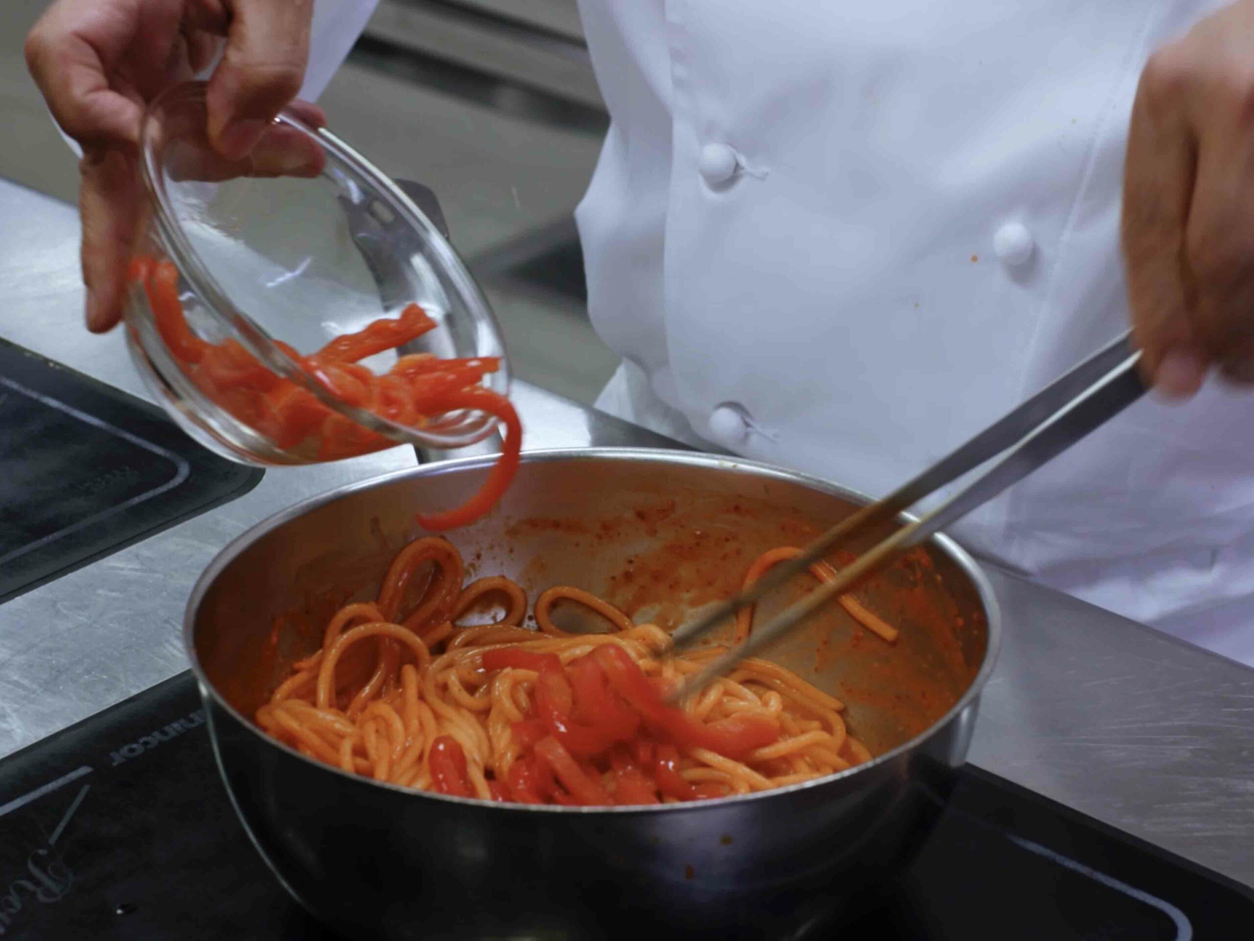 Spaghettoni grandi De Cecco all’aglione con peperoni, purea di aglione e guanciale croccante