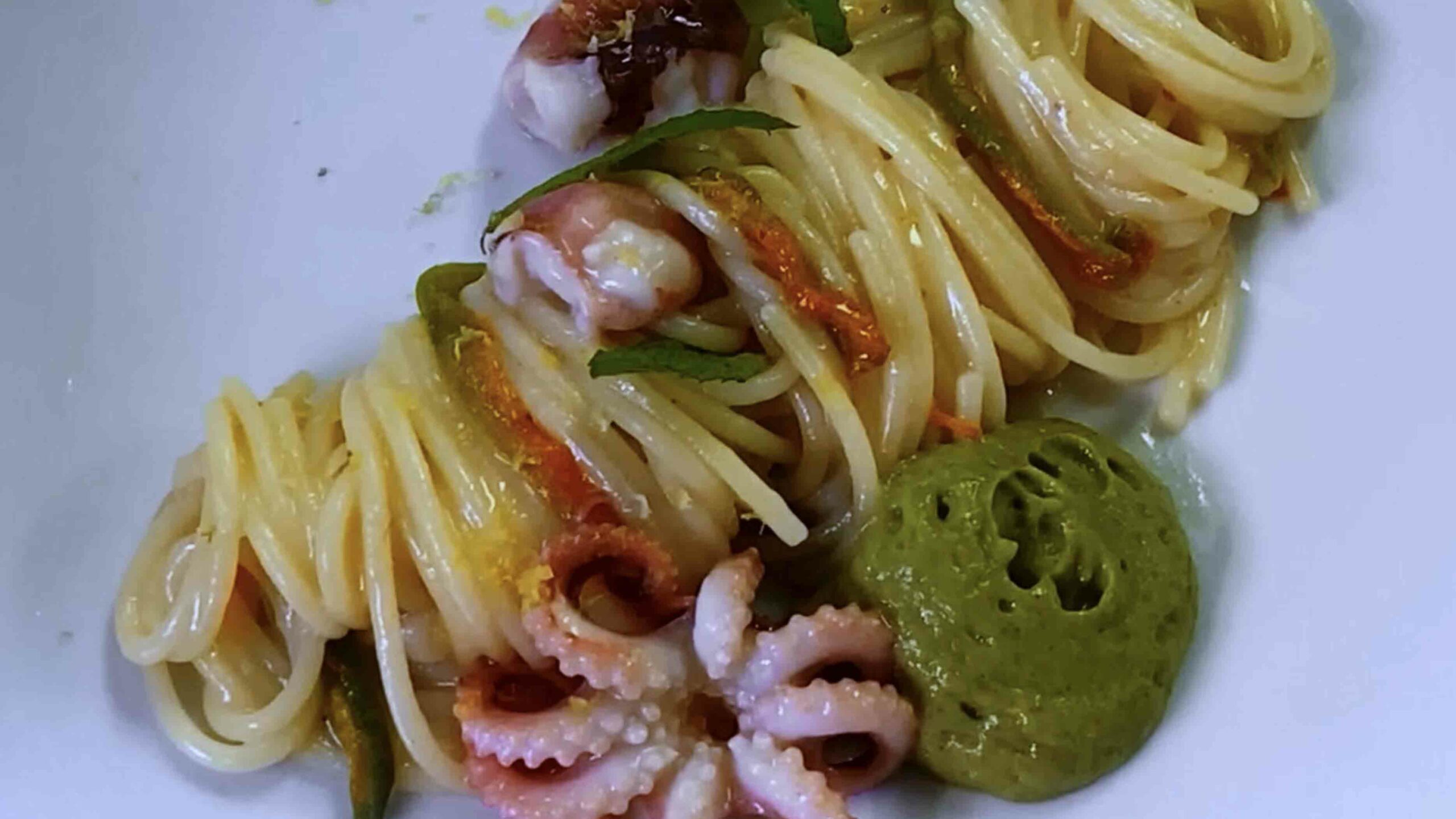 Spaghettini De Cecco con fiori di zucca, polipetti e agrumi su spuma alla scapece