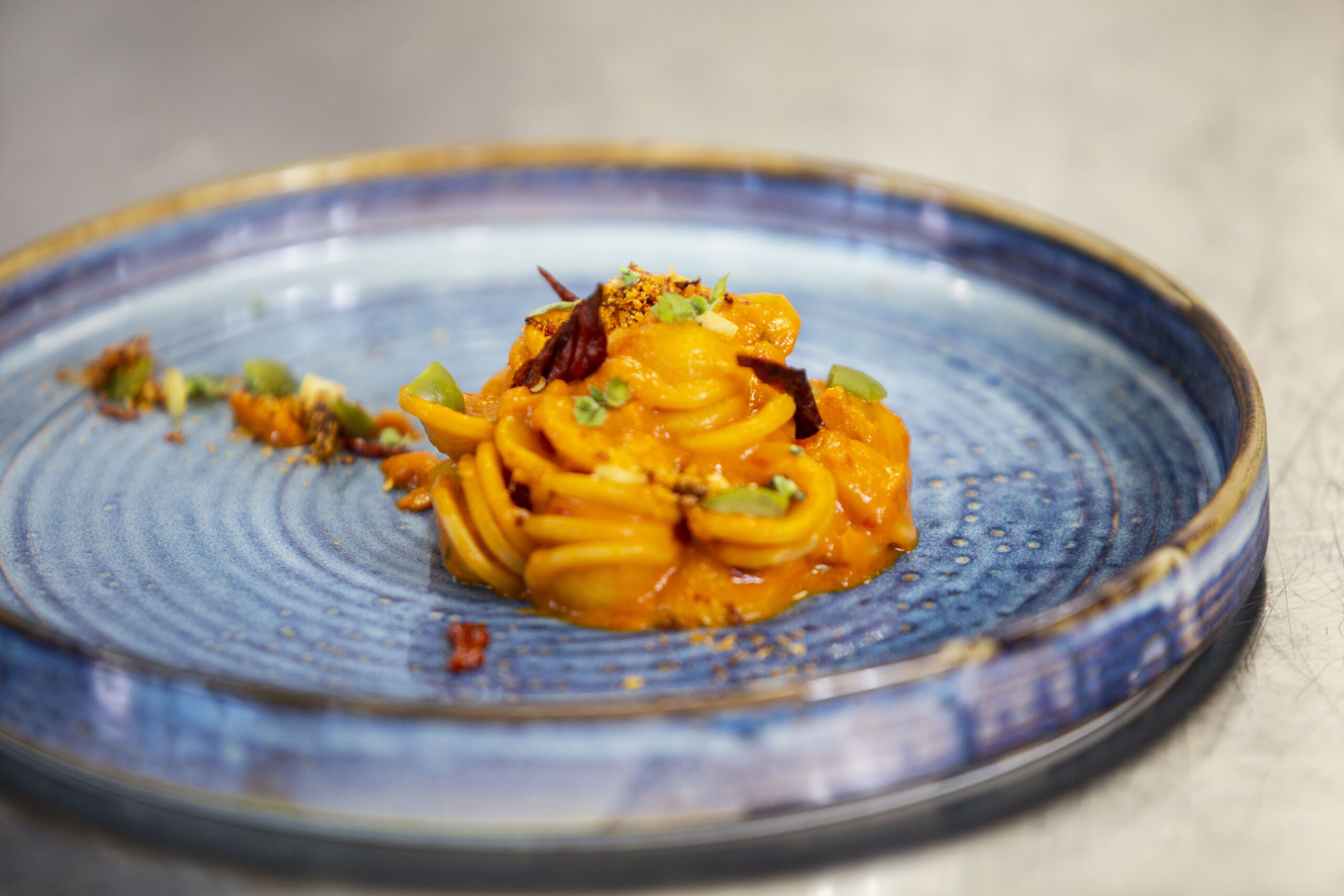 Orecchiette Grandi con ragù di peperoni rossi, nduja e mollica croccante al crusco