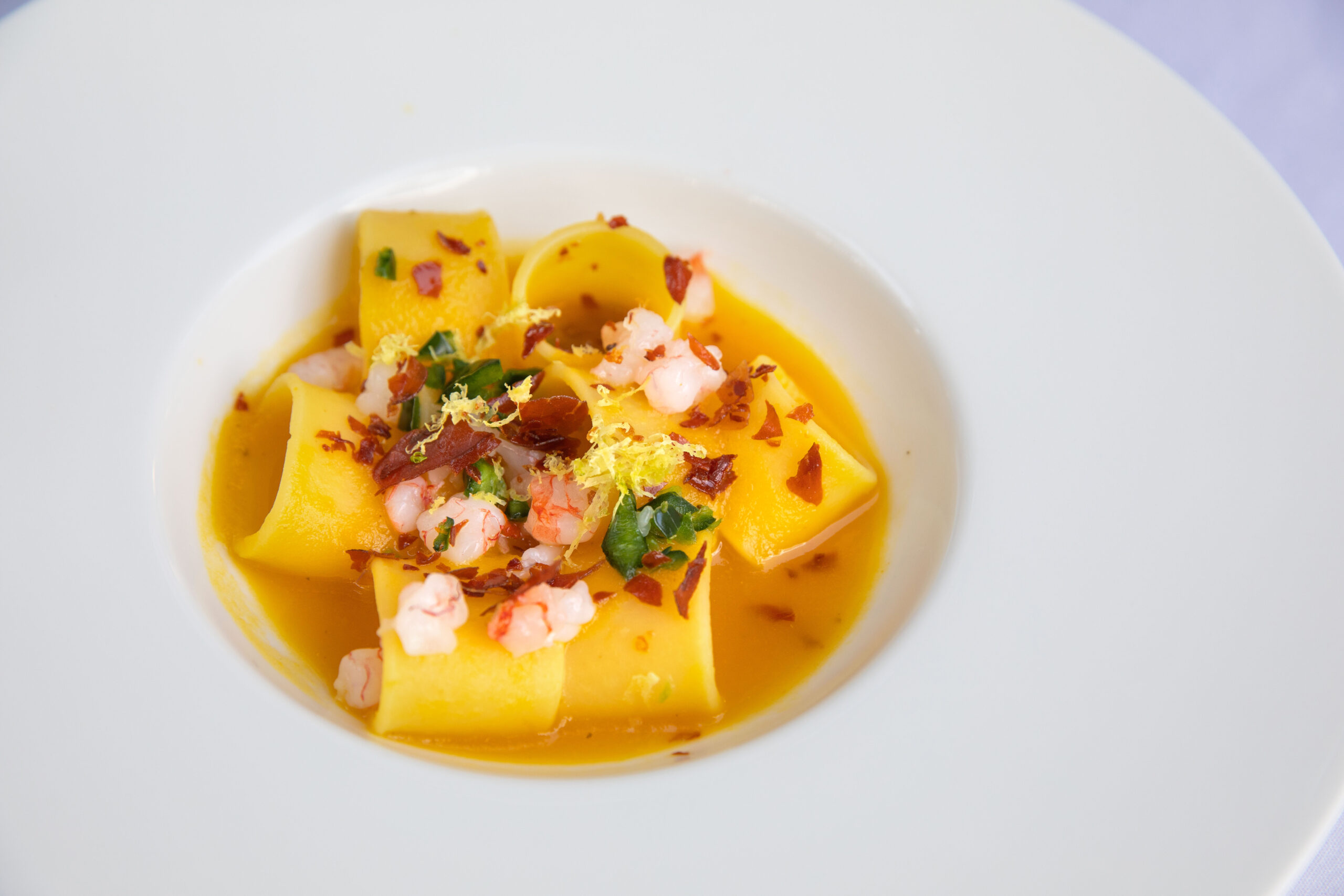 Mezzi Paccheri n°225 con salsa al datterino giallo, crudo di gambero rosso, jalapeno, croccante di prosciutto crudo e maggiorana-1