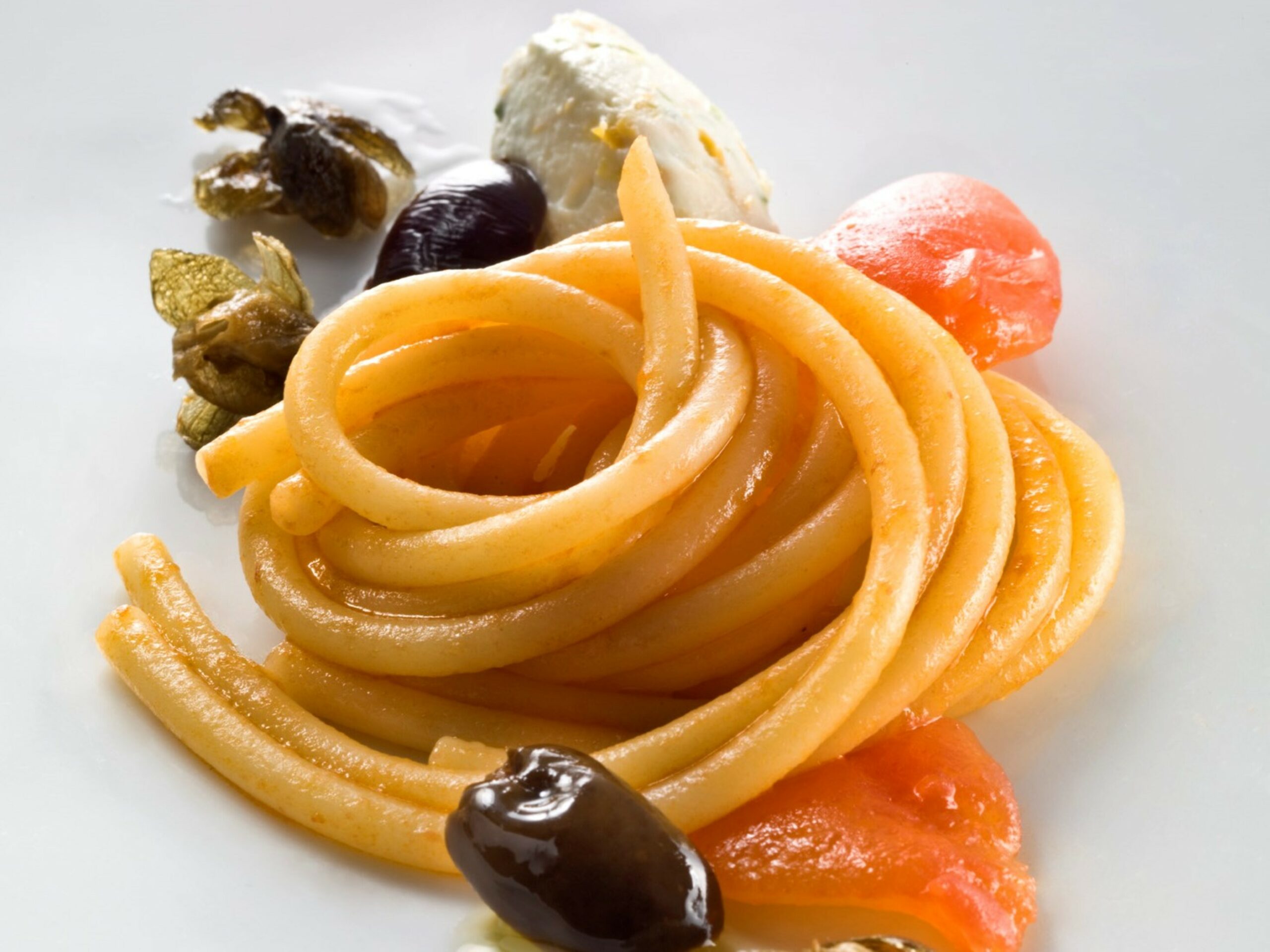 Bucatini Piccoli n°14 pomodoro, olive, capperi e caprino al lime
