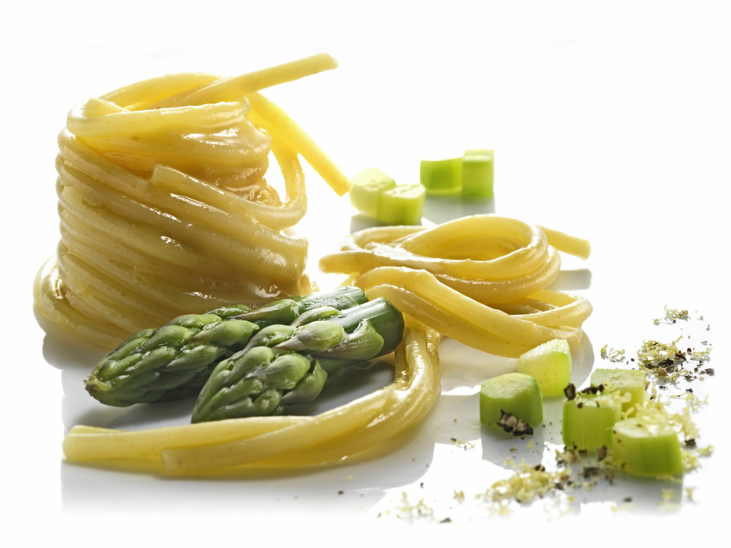 Spaghetti n°12 con uova e asparagi al profumo di limone
